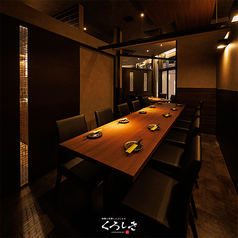 ［14～20名様］ゆったりと過ごせる扉付き個室。広めのテーブルに並ぶ座席はゆとりある配置で、隣同士の距離感も心地よく過ごせます。会社の宴会や友人とのパーティーなど、使い勝手の良い空間です。