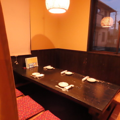 接待や会食に最適な6名様掘りごたつ個室を完備。周りを気にせずゆったりお過ごしいただけます。また、可動式の掘りごたつ席・座敷は連結可能で、大人数の会社宴会（最大18名様）にも対応。普段使いのテーブル席も含め、様々なシーンで使い分けが可能です。