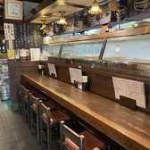 カウンター席では、目の前に並ぶ鮮度抜群の魚を眺めながら贅沢な時間を楽しめます☆おひとり様も大歓迎で、仕事帰りのサク飲みや自分へのご褒美にもピッタリ。活気ある昭和な空間で、最高の一杯と旬の味覚をご堪能ください。