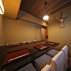 誕生日や結婚記念日といった特別な日には、プライベートが守られた個室がおすすめ。温かみのある照明と洗練された設えが、大切な方との会話を優しく包み込みます。