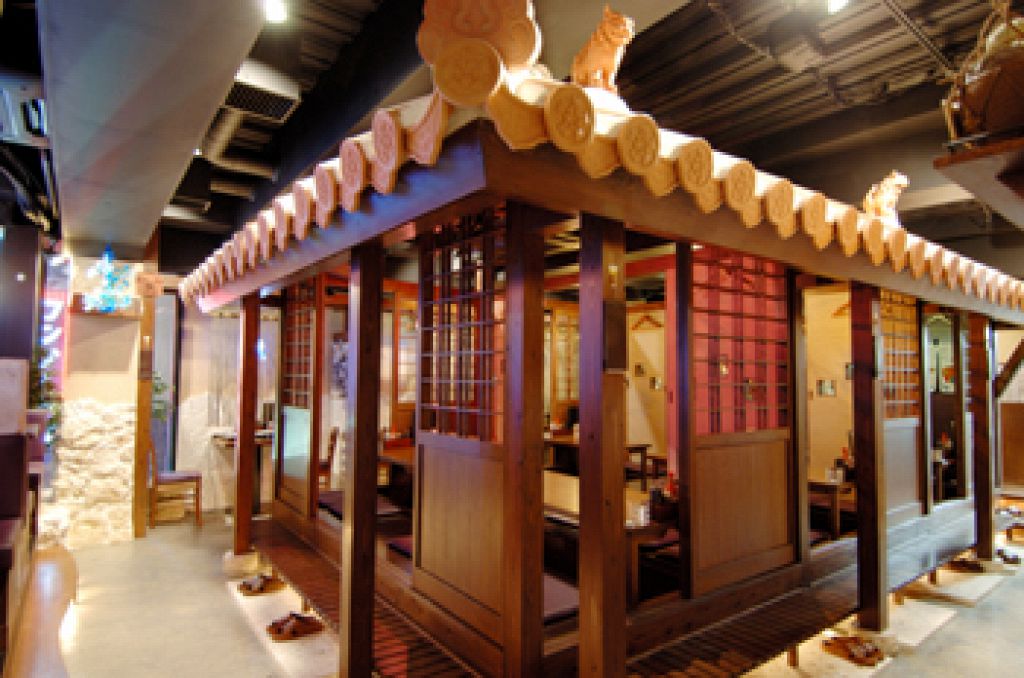 掘りごたつ式の個室完備！女子会や仲間内で沖縄の雰囲気たっぷりの店内でお疲れの一杯♪