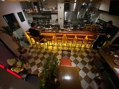 当店のカウンターのお席はデートや記念日のご利用にもオススメ★美味しい料理とお酒はもちろんアメリカンダイナーような雰囲気のインテリアも会話のきっかけに◎