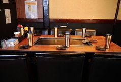 テーブル席の個室。喫煙可