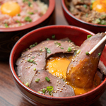 当店自慢のローストビーフ丼は食べ応え抜群！特製ソースと卵黄を絡めて贅沢な味わいをどうぞ！