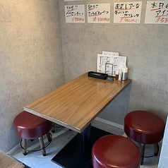 女子会や親しい方々とのお食事など、カジュアルなシーンにぴったりのテーブル席◎