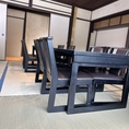 《年配のお客様もラクチン》お座敷に直で座ってしまうと立つのが大変…そんな些細な悩みにも寄り添った工夫を随所に散りばめています。
