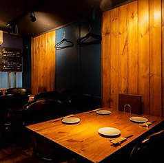 ご家族やご友人とのカジュアルな食事はもちろん、大切な方の誕生日や記念日といった特別なお祝いにもぴったりのテーブル席です。落ち着いた木目調のインテリアが心地よく、どんなシーンもゆったりと会話が弾みます◎温かみのある照明に包まれながら、当店自慢の創作鉄板料理と共に思い出に残る素敵な夜をお過ごしください。