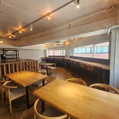 店内のテーブル席は女子会やデート、合コンなどにもおすすめです◎明るい雰囲気と清潔感のある座席で、お客様をお迎えいたします♪ご希望の座席については、お気軽にお問い合わせくださいませ。テーブルで楽しいひとときをお過ごしください！