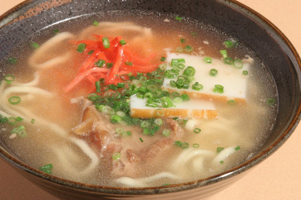 本場の沖縄ソーキソバはお酒の〆にもピッタリ！