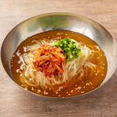 〆にぴったり！モチモチ食感の特製麺に、コクのあるスープがクセになる！さっぱりしてて焼肉のあとにちょうどいい、定番の〆メニュー！ (小)649円　 (大)979円