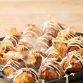 【お祭り気分♪絶品屋台メニューが勢揃い】名物の「たこ焼き」「もんじゃ」など充実の粉もんメニューはもちろん、各種串焼きや熱々のおでんまでバラエティ豊富に食べ飲み放題★ガヤガヤ楽しめる賑やかな空間で、みんな大好きな屋台メニューをお楽しみください♪他では味わえない特別なひと時をぜひ当店で！