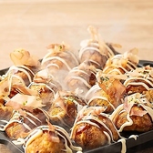 【お祭り気分♪絶品屋台メニューが勢揃い】名物の「たこ焼き」「もんじゃ」など充実の粉もんメニューはもちろん、各種串焼きや熱々のおでんまでバラエティ豊富に食べ飲み放題★ガヤガヤ楽しめる賑やかな空間で、みんな大好きな屋台メニューをお楽しみください♪他では味わえない特別なひと時をぜひ当店で！