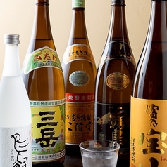 定番から希少銘柄まで、こだわりの焼酎を豊富に取り揃え
