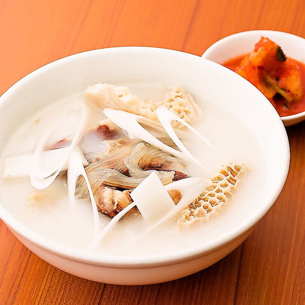 白濁したスープの中には、牛テールの旨味がぎっしり！お肉の合間にコムタンスープでほっこりと♪