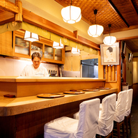 カウンター席は目の前で調理。熟練の料理をご堪能下さい