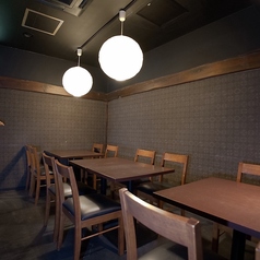 当店では、2名様掛けのテーブル席が2席ご用意しております☆心地よい空間で、楽しい会話とともに美味しい和食を満喫できます！シックなインテリアと優しい照明が調和し、リラックスした雰囲気を演出しています。お友達や大切な方との素敵なひとときを、プライベート感のあるこのスペースでお楽しみください