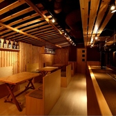 【あなたのためのプライベート空間】全体を貸切にして自由に楽しむことも可能です！温かみのある木目調のインテリアが、心地よい空間を提供します☆少人数から大人数まで、レイアウトを変更できる柔軟性が嬉しいポイント◎会社のイベントや友人との飲み会にもピッタリ！