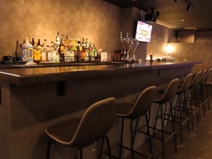 ライブ感あふれるキッチンを目の前に臨むカウンター席は、お一人様やカップルでのご利用に大変人気のあるお席です。調理の音や食欲をそそる香りを間近で感じながら、五感で美味しいお料理をお楽しみいただけます。スタッフとの気軽な会話も弾む特等席で、当店ならではの臨場感と温かいおもてなしをご堪能ください。