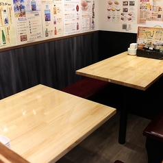 仕切りで区切られた半個室席です。4名×1、6名×1。最大で10名様前後で半個室席としてご利用頂けます。ご希望のお客様はお電話にてお問合せ頂ければと思います。