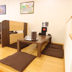 明るくて開放感のある店内は、心地よい雰囲気を醸し出しています。4名掛けの座敷席は、友達や家族との楽しい時間に最適な空間。