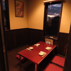 落ち着いた雰囲気の店内は、接待に最適な掘りごたつ個室（6名）をはじめ、全7卓（28席）をご用意。宴会時には掘りごたつ席や座敷をつなげて最大18名様まで一体感のある宴会が楽しめます。会社宴会、女子会、ご家族でのお食事など、様々なシーンに最適です。