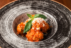 “ボンバス”サルデーニャ風ミートコロッケのトマト煮込み