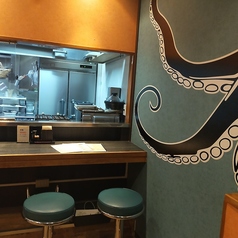 目の前で調理過程を楽しむことができるオープンカウンターは視覚でも楽しめる特等席★