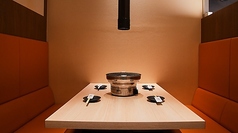 ソファータイプで居心地もよい半個室席をご用意しております。つなげれば最大10名様でご利用可能なお席です。