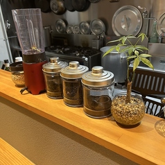 カウンターの上には、小さな観葉植物やベトナムらしい雑貨がさりげなく並び、食事のひとときに彩りを添えてくれます。落ち着いた木目のカウンターに映えるグリーンや異国の小物たちは、店主のセンスと温かさを感じさせる存在。料理だけでなく、空間の細部にもベトナムの風を感じられるのが、このお店の魅力のひとつです。