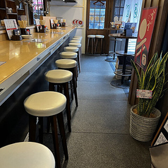 お仕事帰りのチョイ飲みや、少人数での語らいにぴったりのカウンター席です.。スタッフとの会話を楽しみながら、軽く一杯飲みたい時にも、しっかりとお食事を楽しみたい時にも最適ですよ。落ち着いた雰囲気の中で、自慢の手作り料理と美味しいお酒を心ゆくまでご堪能ください。