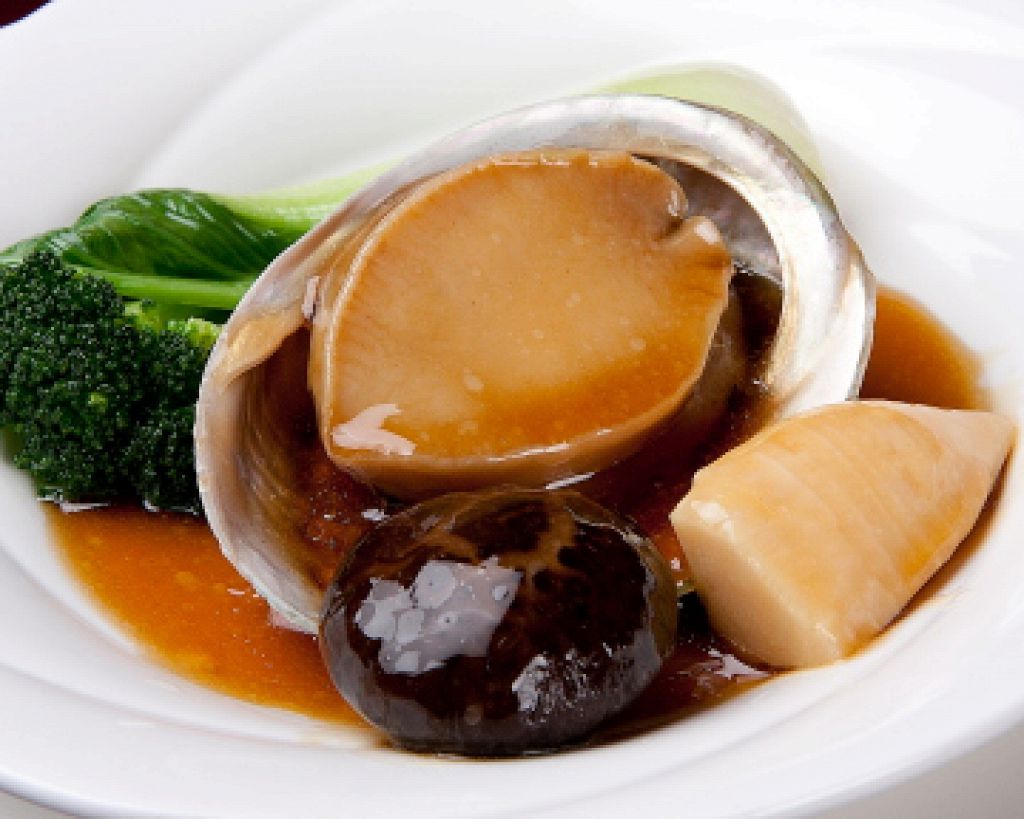 豪華！姿アワビ煮込み