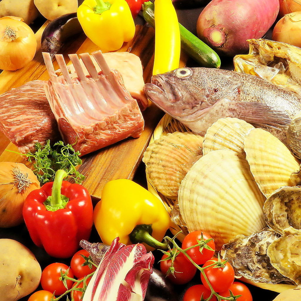 新鮮な野菜や海鮮、熟成肉や低温調理をした肉刺し、ピザやパスタ、アヒージョとなんでもあります！！