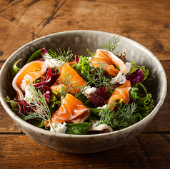 サーモン自家製マリネとハーブのサラダ