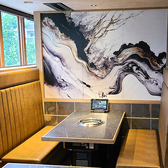 カップルでのデートに最適なプライベート感のあるお席から、ご家族やご友人との食事にぴったりのゆったりとしたテーブル席、周囲を気にせず寛げるBOX席まで、様々なお席を完備しております。お客様の多様なご利用シーンや人数に合わせて、最適なお席をご用意し、快適な焼肉体験をご提供いたします。