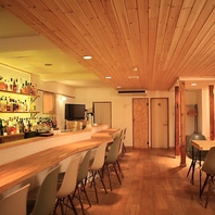 温かなライトが照らす雰囲気抜群のお店♪