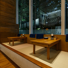 小あがりのお座敷席 靴を脱いでリラックスできる小あがりのお座敷席です。貸切利用時にはクロークとして利用するなど、用途に合わせて柔軟に対応可能です。