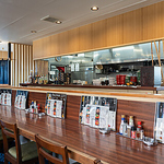 お一人様でも気兼ねなく楽しめるカウンター席をご用意。お仕事終わりのサク飲みにも最適です◎