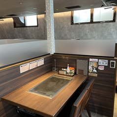 仕切りで囲まれたプライベートなテーブル席