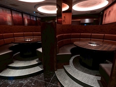 高級感溢れる半個室のようなテーブル席をご用意。円形のソファがプライベートな空間を演出し、周囲を気にせずお食事に集中できます。6席が4卓完備されており、特別な記念日や大切なご接待、ご家族の特別な会食にぴったりです。