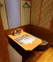 【2名様からご利用可能なテーブル席】鶴見駅から徒歩約1分！デートや仕事帰りのカジュアルな飲み会などにおすすめ。お誕生日やご友人との飲み会にもおすすめです。さかなや道場こだわりの料理と厳選したお酒をゆっくりお楽しみいただける寛ぎ空間となっております。　