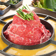 卵を絡めて楽しむウルル特製鍋料理