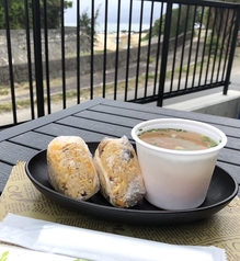 鶏飯おにぎり＋鶏飯スープの写真