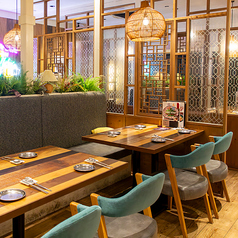 【ゆったりソファー席】世代問わず過ごしやすい空間。広々座れるソファータイプのお席はお子様連れの皆様におすすめです。