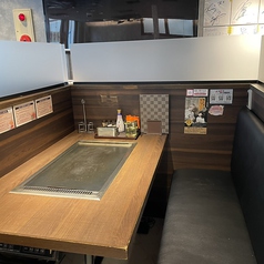 開放感のある窓際のテーブル席