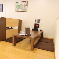 清潔感のあるテーブルは、気持ちよく食事をするためのポイント！仕切りのおかげで、周囲を気にせずゆったりとした食事が楽しめます。