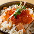 〆には名物の羽釜ごはんをぜひ召し上がってください。福岡県産のブランド米「夢つくし」を、羽釜専用のコンロでじっくり時間をかけて炊き上げます。豊かな甘みとふっくらとした食感に、きっとご満足いただけるはずです。