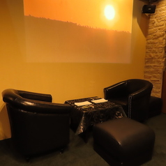 会話もグラスも弾む、くつろぎのお席。