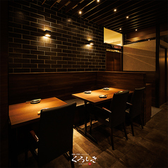 ［2～6名様］シックなタイル壁が落ち着いた雰囲気のテーブル席。デートや友人との語らいはもちろん、仕事帰りの一杯にも最適。照明の柔らかな光に包まれ、自然と会話も弾む、まさに大人のための空間です。
