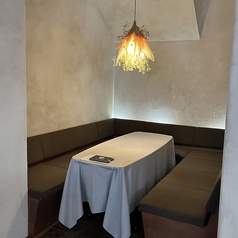 照明が印象的な半個室もご用意しております。周りを気にせず、プライベートなひとときをお過ごしいただけます。 大切な方とのお食事や、少人数でのお集まりにぜひご利用ください。