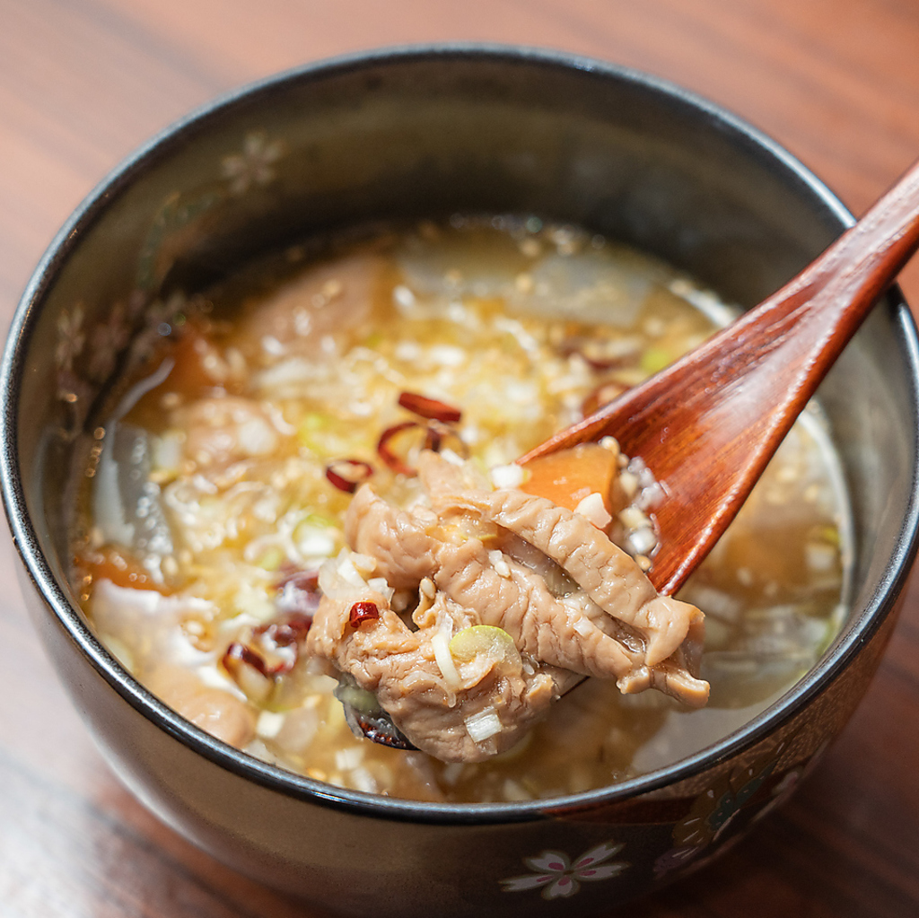 寒い日にも嬉しい心温まる一杯。じっくり煮込んだモツ煮は、お酒のアテとしても最高の一品です◎